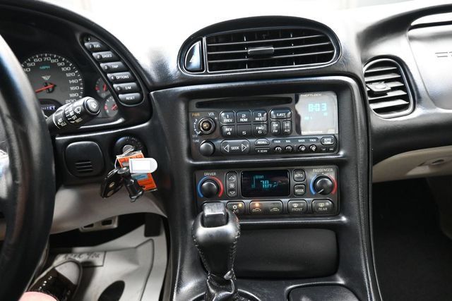 Used 2004 Chevrolet Corvette Coupe RWD image 10