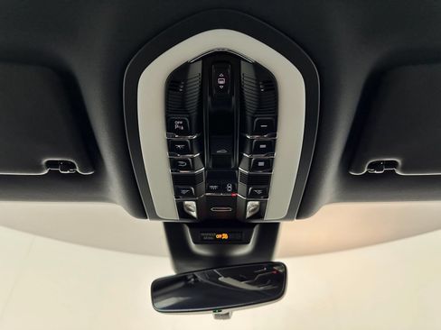 Used 2022 Porsche Macan AWD/4WD image 38