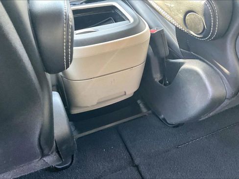 Used 2023 Chrysler Pacifica Touring-L FWD image 10