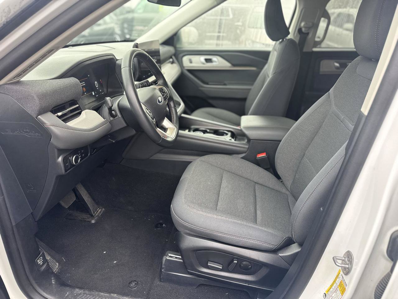 Used 2025 Ford Explorer Active AWD/4WD image 10