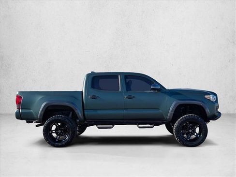 Used 2016 Toyota Tacoma TRD Sport w/ Towing Package image 4