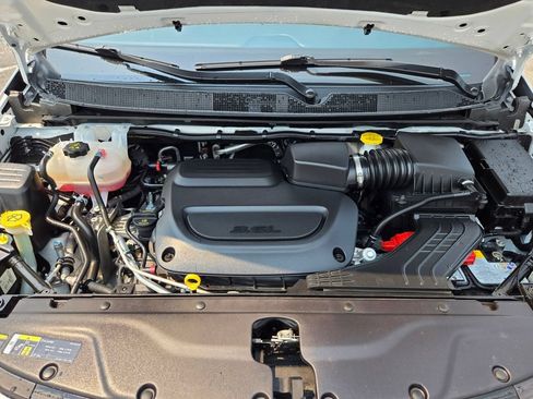 Used 2025 Chrysler Pacifica Select AWD/4WD image 32
