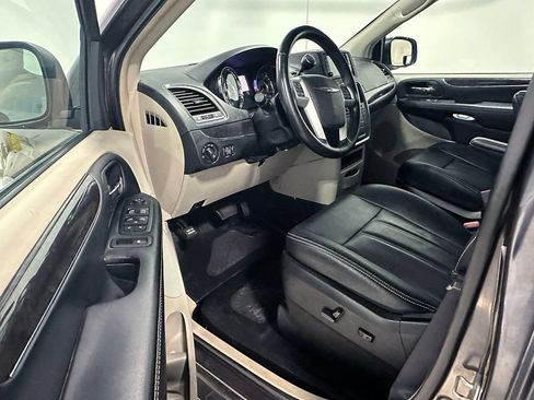 Used 2016 Chrysler Town & Country Touring w/ Driver Convenience Group FWD image 14