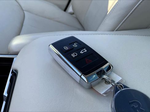 Used 2023 Land Rover Range Rover Long Wheelbase SE image 13