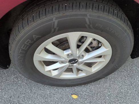 Used 2024 Kia Carnival LX FWD image 5