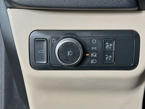 Used 2020 Ford Escape Titanium image 17