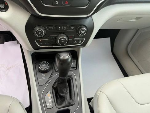 Used 2020 Jeep Cherokee Latitude Plus w/ Travel & Safety Group AWD/4WD image 17