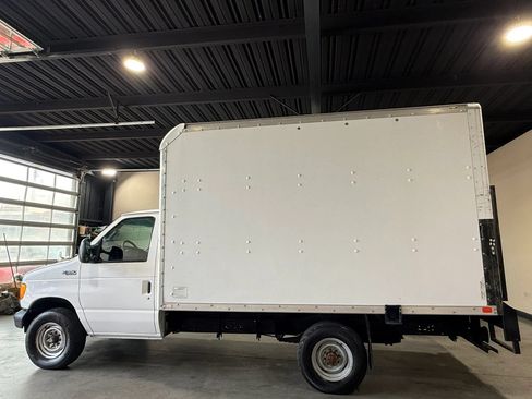 Used 2005 Ford E-350 and Econoline 350 Super Duty RWD image 10
