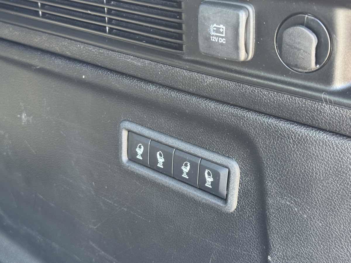 Used 2024 Jeep Wagoneer L Series II RWD image 11