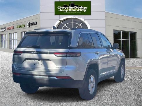 Used 2023 Jeep Grand Cherokee Laredo image 6