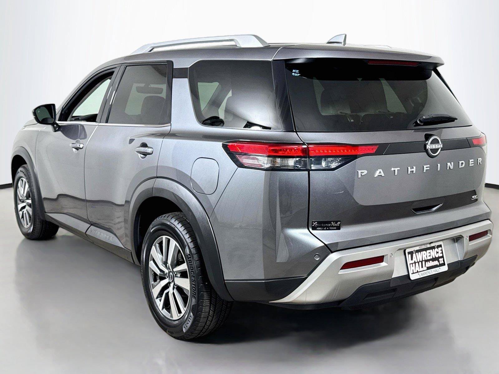 Used 2025 Nissan Pathfinder SL FWD image 6