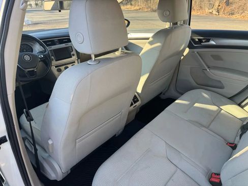 Used 2017 Volkswagen Golf S image 17