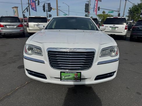 Used 2011 Chrysler 300 image 3