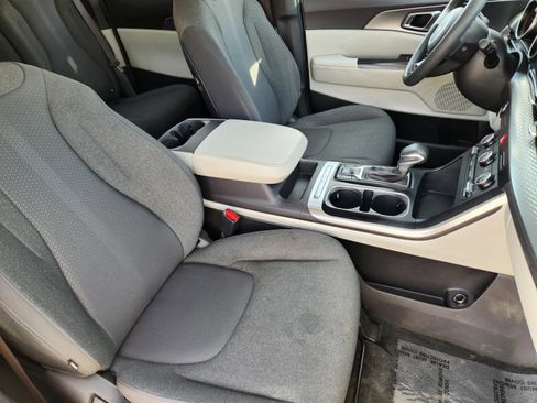 Used 2023 Kia Carnival LX FWD image 7