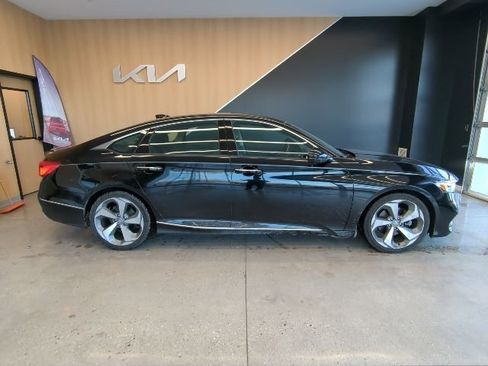 Used 2018 Honda Accord Touring image 2