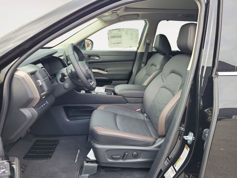 New 2025 Nissan Pathfinder Platinum w/ Black Appearance Package image 11