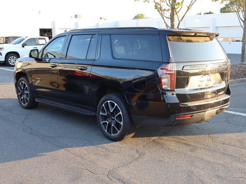 Used 2024 Chevrolet Suburban RST w/ Luxury Package AWD/4WD image 19