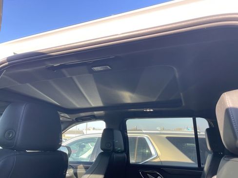 Used 2022 Chevrolet Suburban Z71 w/ Luxury Package image 7