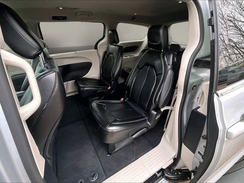 Used 2024 Chrysler Pacifica Touring-L image 18