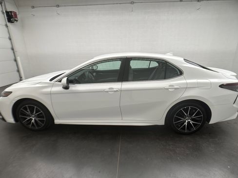 Used 2024 Toyota Camry SE image 5
