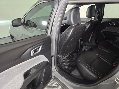 Used 2023 Jeep Compass Latitude AWD/4WD image 15