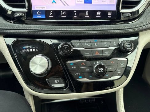 Used 2022 Chrysler Pacifica Limited w/ Uconnect Theater Family Group FWD image 21