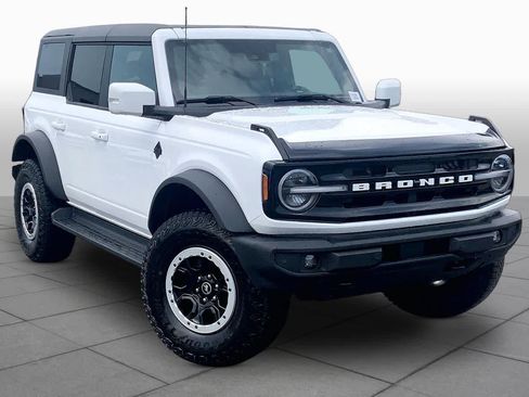 Certified 2025 Ford Bronco Outer Banks w/ Sasquatch Package AWD/4WD image 3