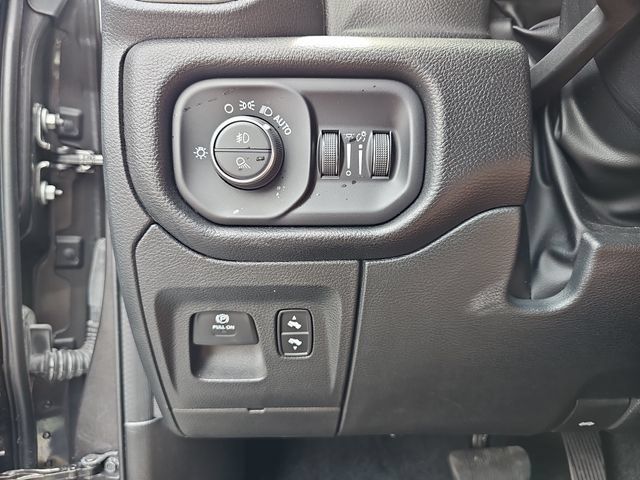Used 2023 RAM 1500 Laramie RWD image 32