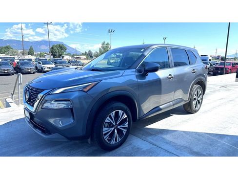 Used 2022 Nissan Rogue SV image 3