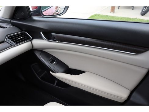 Used 2018 Honda Accord Touring image 23
