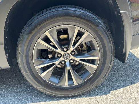 Used 2019 Toyota Highlander LE AWD/4WD image 8