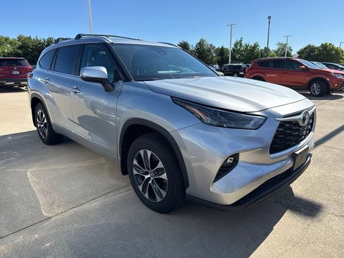 Used 2025 Toyota Highlander XLE AWD/4WD image 4