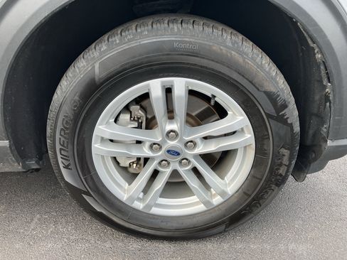 Used 2022 Ford Explorer XLT w/ Equipment Group 202A AWD/4WD image 10