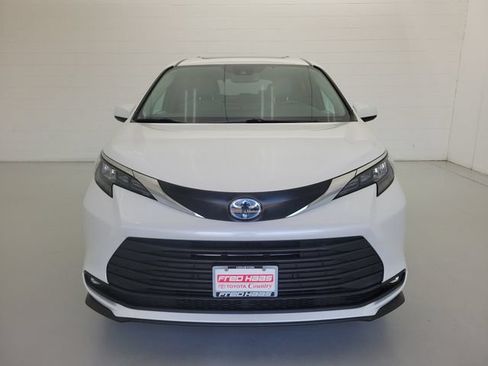Used 2025 Toyota Sienna XLE FWD image 3