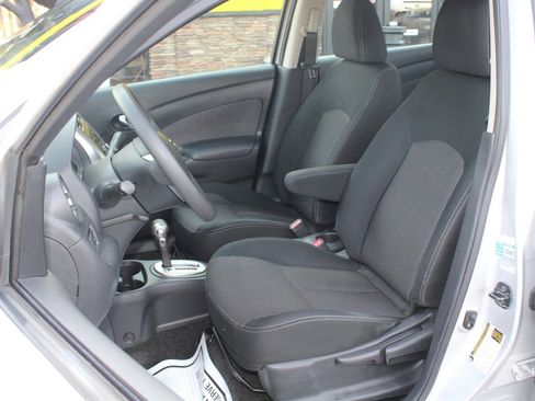 Used 2016 Nissan Versa SV image 9