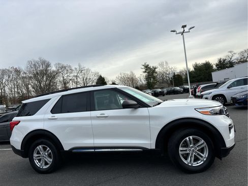 Used 2023 Ford Explorer XLT image 3