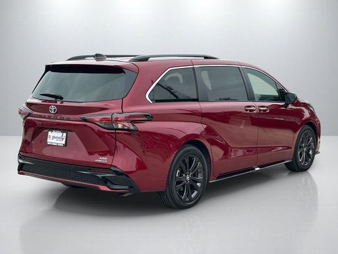 Certified 2022 Toyota Sienna XSE image 5