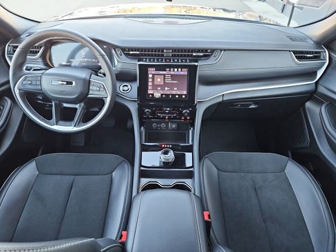 Used 2025 Jeep Grand Cherokee Altitude image 17