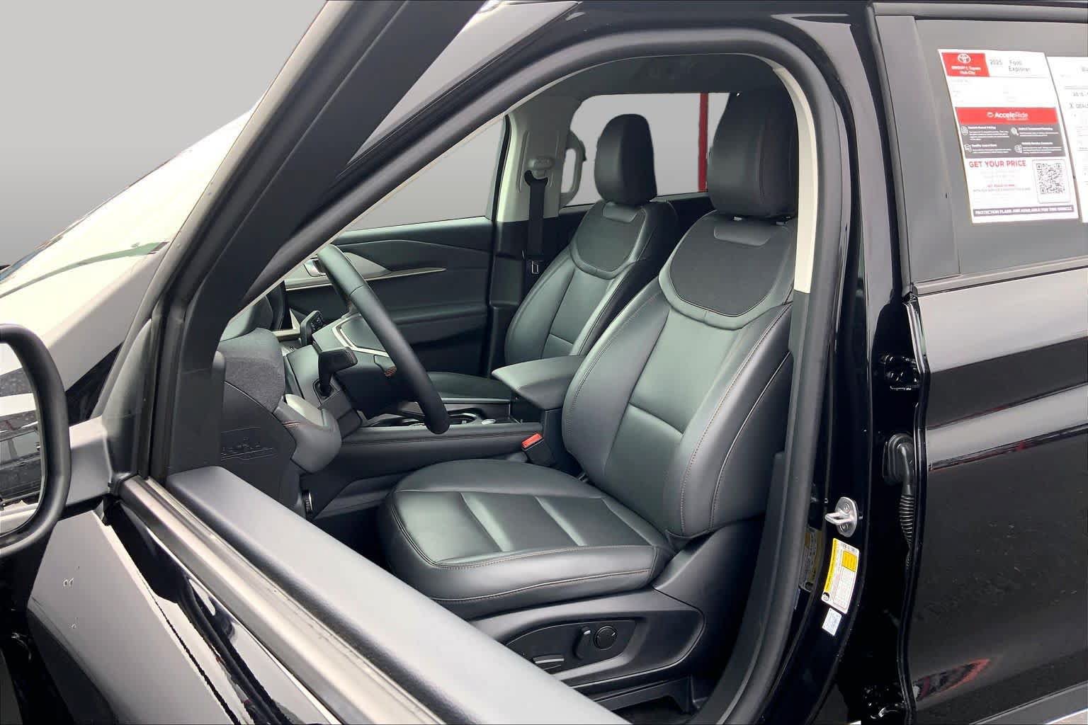 Used 2025 Ford Explorer Active w/ Active Comfort Package RWD image 8