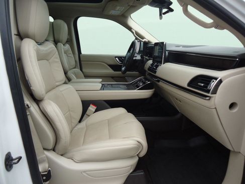 Used 2021 Lincoln Navigator Reserve image 32