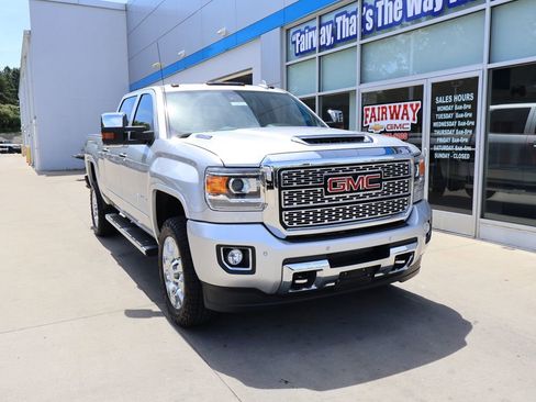 Used 2018 GMC Sierra 2500 Denali w/ Duramax Plus Package AWD/4WD image 2