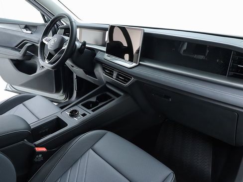 New 2025 Volkswagen Tiguan SE image 33