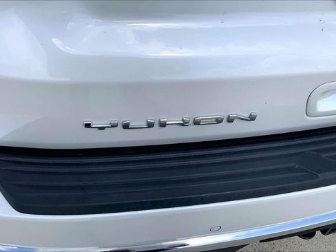 Used 2023 GMC Yukon SLT w/ SLT Premium Package image 10