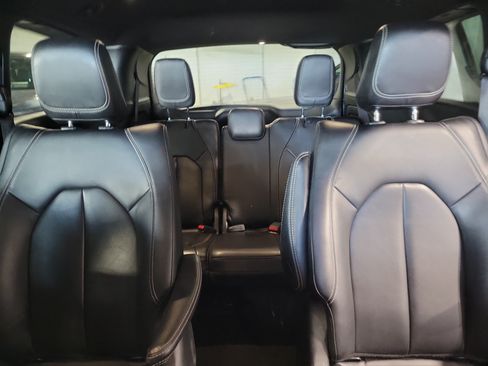 Used 2024 Chrysler Pacifica Limited FWD image 17