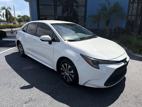 Used 2022 Toyota Corolla LE FWD image 2
