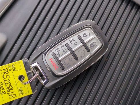 Used 2023 Chrysler Pacifica Touring-L image 34