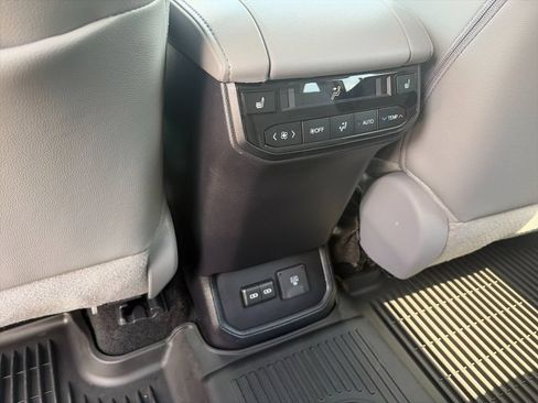 Used 2025 Toyota Highlander Platinum AWD/4WD image 15