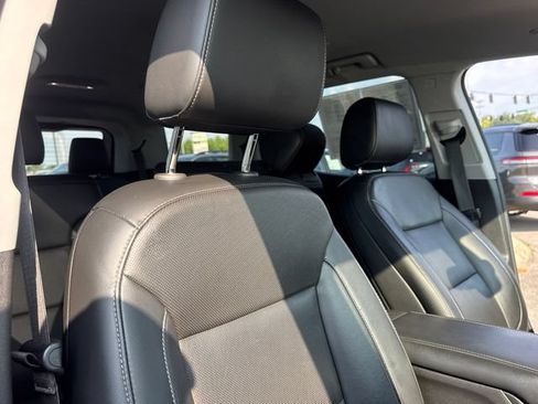 Used 2023 GMC Acadia SLT FWD image 23