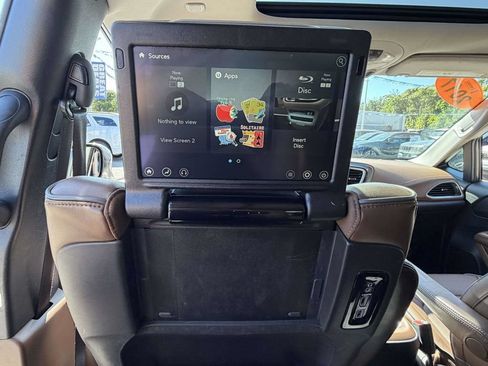 Used 2017 Chrysler Pacifica Limited FWD image 25