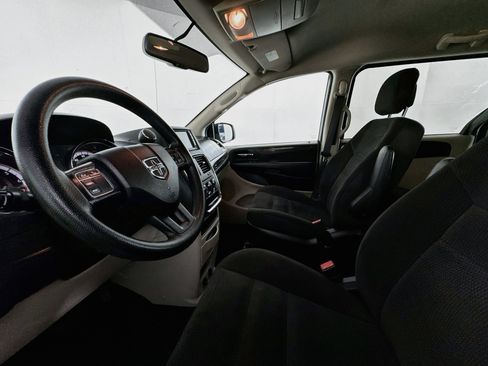 Used 2018 Dodge Grand Caravan SE w/ UConnect Hands-Free Group FWD image 19